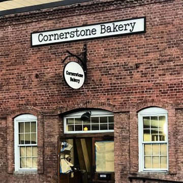 Cornerstone Bakery in Truckee near Lake Tahoe bakes wedding cakes